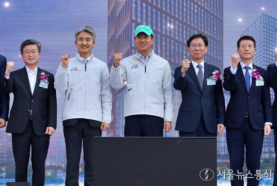 오세훈 서울시장이 5일 서울 중구 서소문로 일대에서 열린 녹지생태도심 선도사업 서소문빌딩 재개발사업 착공식에서 주요 내빈 등과 기념촬영을 하고 있다. 왼쪽부터 김길성 중구청장, 김인제 서울시의회 부의장, 오 시장, 홍원학 삼성생명 대표이사, 오세철 삼성물산 대표이사. 2025.11.05, snakorea.rc@gmail.com , *재판매 및 DB 금지