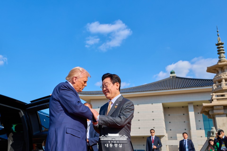 이재명 대통령이 29일 경북 경주박물관에 도착한 도널드 트럼프 미국 대통령을 만나 악수를 하고 있다. (2025.10.29) / 사진 = 대통령실 제공