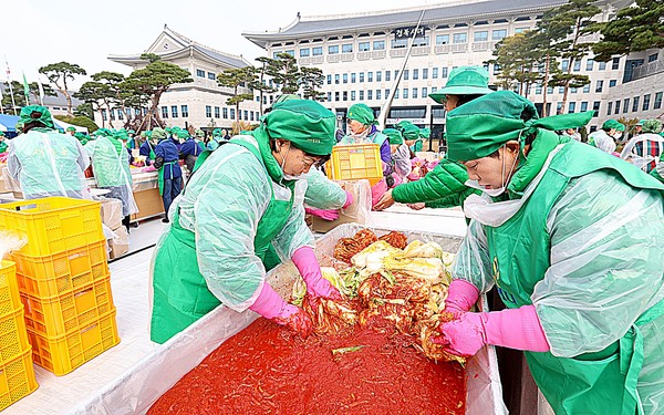 경북도와 경북도 새마을부녀회는 5일 경북도청 전정에서 지역사회 도움이 필요한 이웃들을 위해 ‘2025 사랑의 김장 담그기’ 행사를 열고 따뜻한 나눔 경북 만들기에 나섰다.