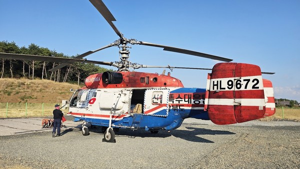 경북도 소방본부는 잇따라 발생하는 초대형산불 위기 상황에 대응하고 산불 대응력 강화를 위해 대형헬기 KA-32(카1모프) 2대를 1일부터 2026년 5월 31일까지(7개월간) 본격 운영에 나섰다.