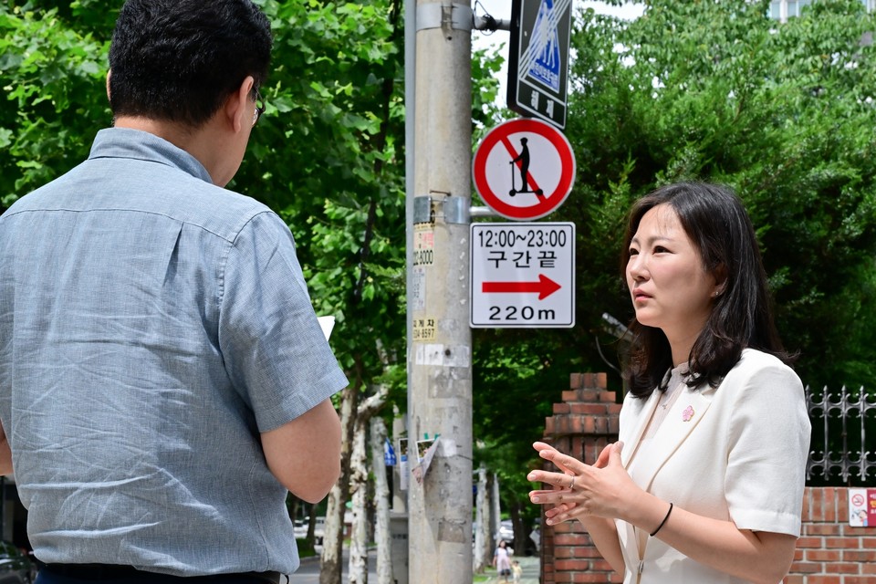 윤영희 의원이 반포 킥보드없는 거리를 살펴보고 있다. (사진=서울시의회 제공) 2025.11.05, snakorea.rc@gmail.com , *재판매 및 DB 금지