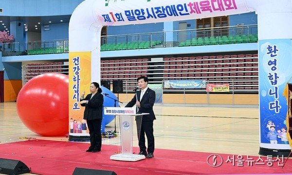 안병구 밀양시장이 5일 밀양시배드민턴경기장에서 열린 제1회 밀양시 장애인체육대회에서 인사말을 하고 있다