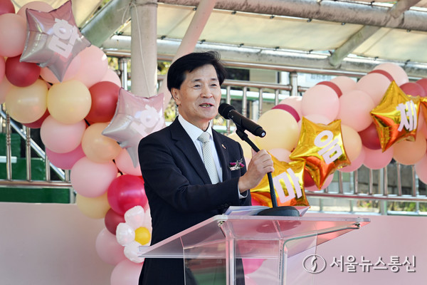 안병구 밀양시장이 5일 밀양종합운동장 보조경기장에서 열린 제13회 밀양시 이·통장연합회 한마음 체육대회 개회식에서 인사말을 하고 있다.