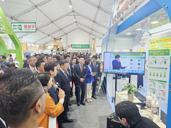 박명균 행정부지사는 도내 농업관련 스마트농업 기술, 첨단 장비, 농식품 가공·유통 분야의 혁신 사례를 꼼꼼히 살폈고 농업 관련 단체 관계자들과 현장의 목소리를 직접 청취했다.