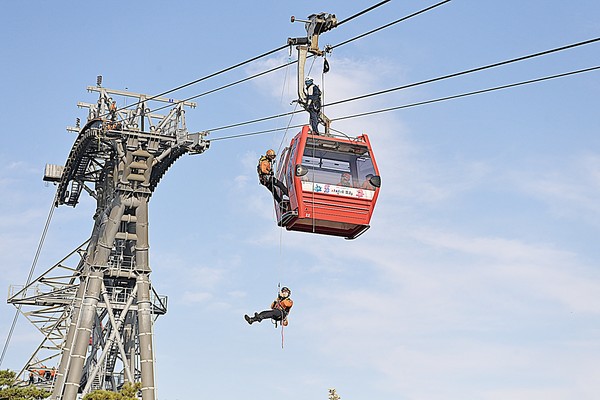경남도 소방본부는 5일 사천시 동서동에 위치한 사천바다케이블카에서 도내 구조대원을 대상으로 케이블카 사고대비 인명구조 특별교육훈련을 실시했다고 밝혔다.