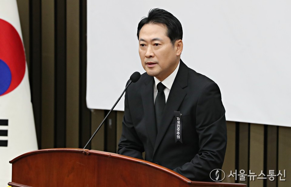 장동혁 국민의힘 대표가 4일 오전 서울 여의도 국회에서 열린 의원총회에서 발언하고 있다. 2025.11.04, snakorea.rc@gmail.com