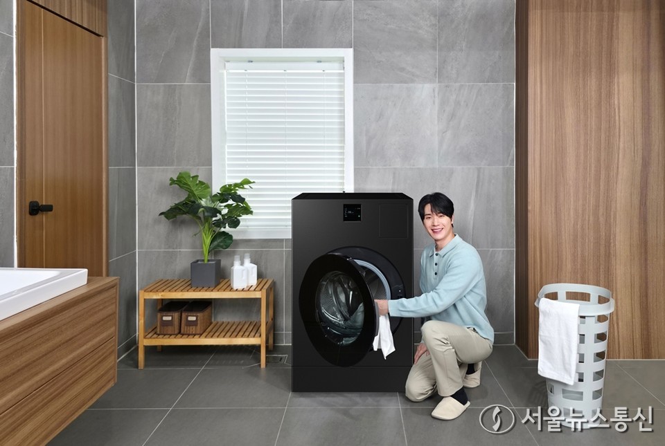 삼성전자가 올인원 세탁건조기 ‘비스포크 AI 콤보’ 신규 색상 2종을 추가로 출시한다고 6일 밝혔다. 사진은 삼성전자 모델이 ‘비스포크 AI 콤보’ 블랙캐비어 색상 신제품을 소개하고 있다. (사진=삼성전자 제공) 2025.11.06, snakorea.rc@gmail.com , *재판매 및 DB 금지