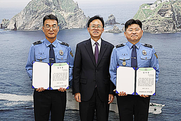 강원도립대는 5일 동해지방해양경찰청에서 조동희 경감과 김호관 경위에게 감사장을 수여했다.