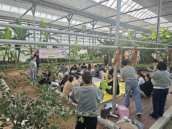 인제군 농업기술센터에서 운영하고 있는 스마트팜 온실이 지역 어린이집 등의 체험 학습 명소로 큰 인기를 얻고 있다.