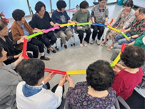봉화군은 지역 특화형 놀이활동가 교육과정을 운영하고, 교육을 수료한 어르신들을 놀이활동가로 배치함으로써 아동 친화도시 조성과 지역사회 일자리 창출이라는 두 가지 성과를 동시에 거두고 있다.