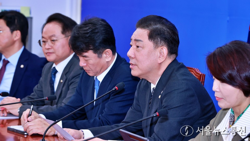 김병기 더불어민주당 원내대표가 6일 오전 서울 여의도 국회에서 열린 정책조정회의에서 발언을 하고 있다. 2025.11.06, snakorea.rc@gmail.com , *재판매 및 DB 금지