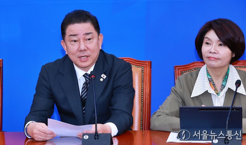 김병기 더불어민주당 원내대표가 6일 오전 서울 여의도 국회에서 열린 정책조정회의에서 발언을 하고 있다. 오른쪽은 한정애 정책위의장. 2025.11.06, snakorea.rc@gmail.com , *재판매 및 DB 금지