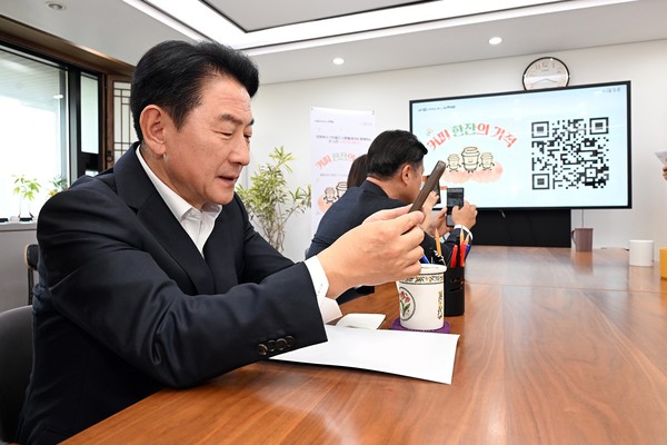 의정부시는 5일 의정부시 지역사회보장협의체가 ‘커피 한 잔의 기적’ 챌린지 시작을 알리는 행사를 가졌다고 밝혔다.