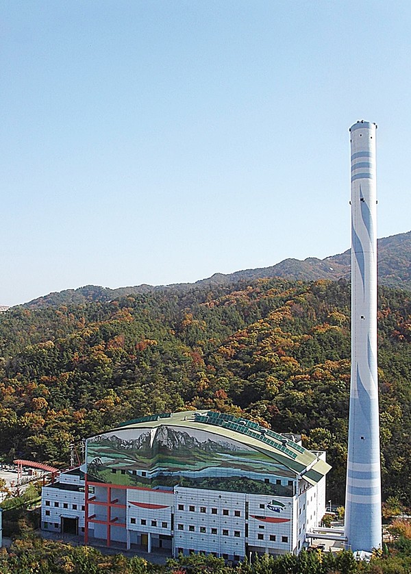 의정부시는 환경부 산하 한국환경공단이 최근 실시한 자원회수시설 정기검사에서 모든 항목이 ‘적합’ 판정을 받아, 시의 폐기물 처리 역량이 전국적인 모범사례로 평가받을 수준임을 입증했다고 밝혔다.