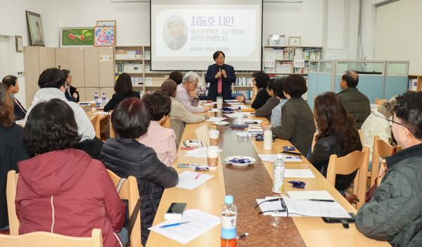 최동호 시인과 강연에 참석한 청중의 모습 [사진=소나기마을]