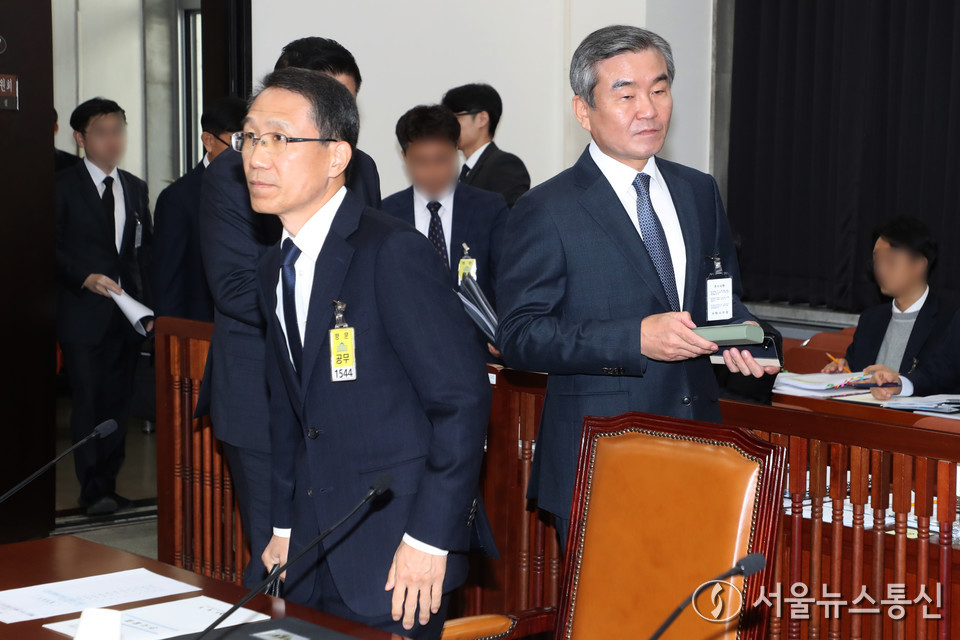 유재성 경찰청장 직무대행(왼쪽)과 박성주 국가수사본부장이 6일 서울 여의도 국회 정보위원회에서 열린 경찰청에 대한 국정감사에 출석하고 있다. (사진=공동취재) 2025.11.06, snakorea.rc@gmail.com , *재판매 및 DB 금지