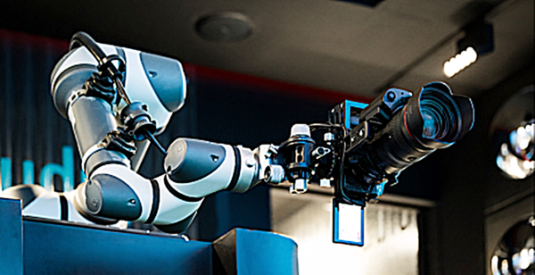 스튜디오랩은 지능형 촬영 로봇 ‘젠시 스튜디오’로 공간 컴퓨팅 분야에서 기술력과 대중성을 인정받아, CES 3년 연속 수상(최고혁신상 2회·혁신상 1회)이라는 기록을 달성했다. 젠시스튜디오 AI 포로로봇.