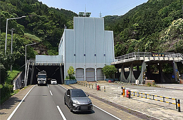 부산시는 광안터널 내 비상콘센트 설치 공사 시행에 따라, 6일부터 21일까지 광안터널(수영구 광안동~남구 대연동) 일부 구간의 교통을 통제한다고 밝혔다.