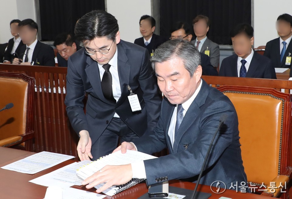 박성주 국가수사본부장이 6일 서울 여의도 국회 정보위원회에서 열린 경찰청에 대한 국정감사에서 자료를 살펴보고 있다. (사진=공동취재) 2025.11.06, snakorea.rc@gmail.com , *재판매 및 DB 금지