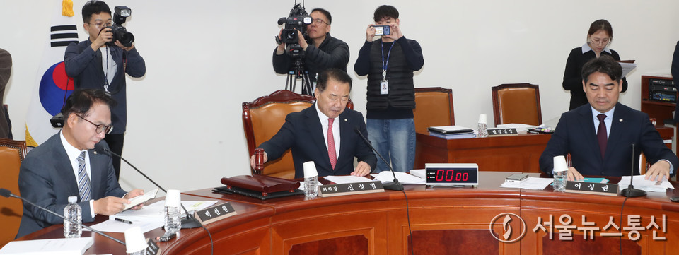 6일 서울 여의도 국회 정보위원회에서 열린 경찰청에 대한 국정감사에서 신성범 위원장이 의사봉을 두드리고 있다. (사진=공동취재) 2025.11.06, snakorea.rc@gmail.com , *재판매 및 DB 금지