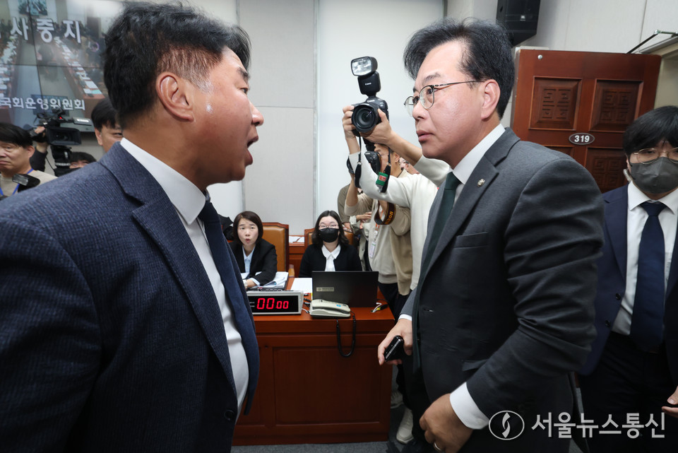 송언석 국민의힘 원내대표와 이기헌 더불어민주당 의원이 6일 오전 서울 여의도 국회에서 열린 운영위원회의 대통령비서실 등에 대한 국정감사에서 정회 후 퇴장하는 과정에 충돌하고 있다. 2025.11.06, snakorea.rc@gmail.com , *재판매 및 DB 금지