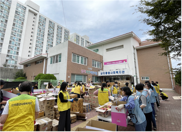 부산시는 6일을 시작으로 11일, 12일, 총 3일에 걸쳐 사회복지공동모금회, 이전공공기관과 함께 '희망상자 만들기' 봉사활동을 진행해 지역 취약계층에 희망상자 1천여 개를 전달한다고 밝혔다.