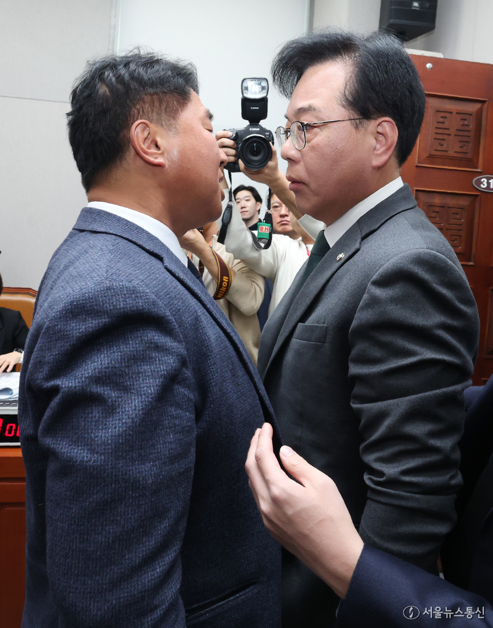 ​송언석 국민의힘 원내대표와 이기헌 더불어민주당 의원이 6일 오전 서울 여의도 국회에서 열린 운영위원회의 대통령비서실 등에 대한 국정감사에서 정회 후 퇴장하는 과정에 충돌하고 있다. 2025.11.06, snakorea.rc@gmail.com , *재판매 및 DB 금지