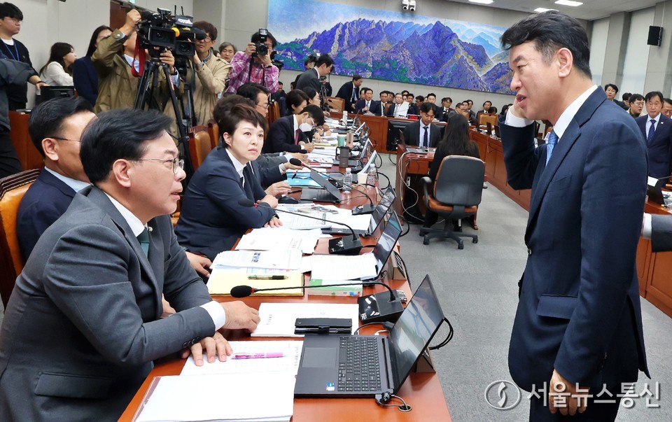 문진석 더불어민주당 원내운영수석부대표가 6일 오전 서울 여의도 국회에서 열린 운영위원회의 대통령비서실 등에 대한 국정감사에서 정회 후 송언석 국민의힘 원내대표에게 발언을 하고 있다. 2025.11.06, snakorea.rc@gmail.com , *재판매 및 DB 금지