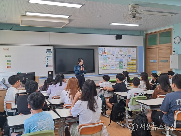 초등학교 학생들을 대상으로 유괴 예방 안전수칙 등에 대한 교육 실시 (2025.09.15) / 사진 = 해남경찰서