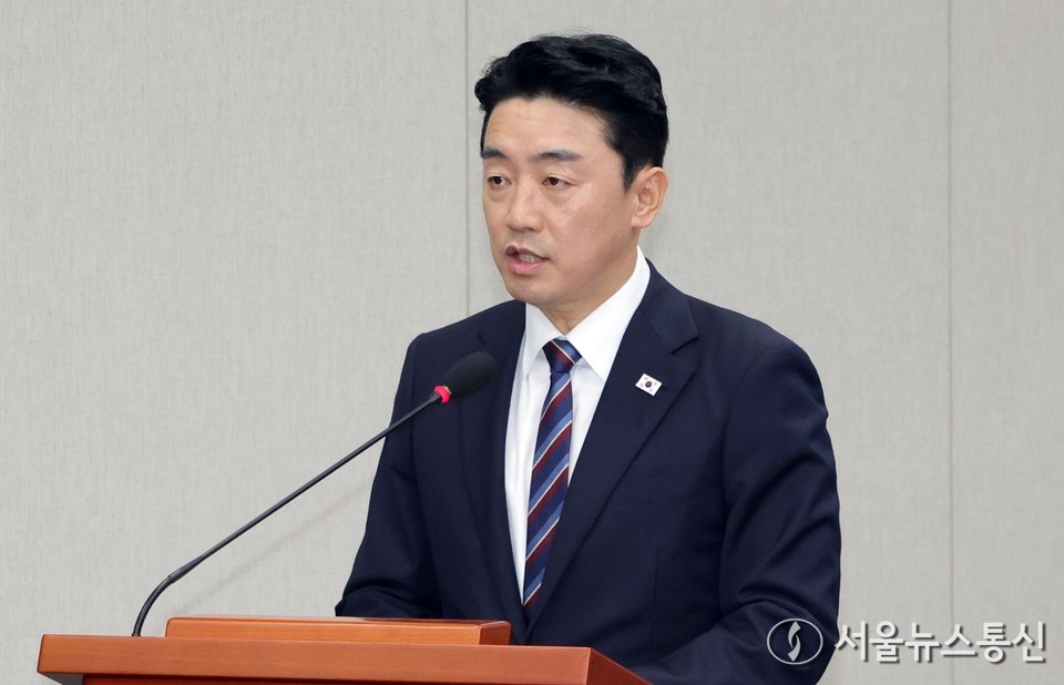 강훈식 대통령 비서실장이 6일 서울 여의도 국회에서 열린 운영위원회의 대통령비서실 등에 대한 국정감사에서 업무보고를 하고 있다. 2025.11.06, snakorea.rc@gmail.com , *재판매 및 DB 금지