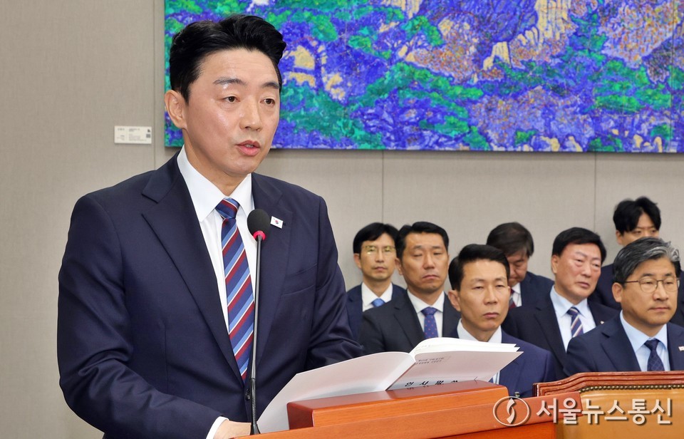 강훈식 대통령 비서실장이 6일 서울 여의도 국회에서 열린 운영위원회의 대통령비서실 등에 대한 국정감사에서 인사말 및 업무보고를 하고 있다. 2025.11.06, snakorea.rc@gmail.com , *재판매 및 DB 금지