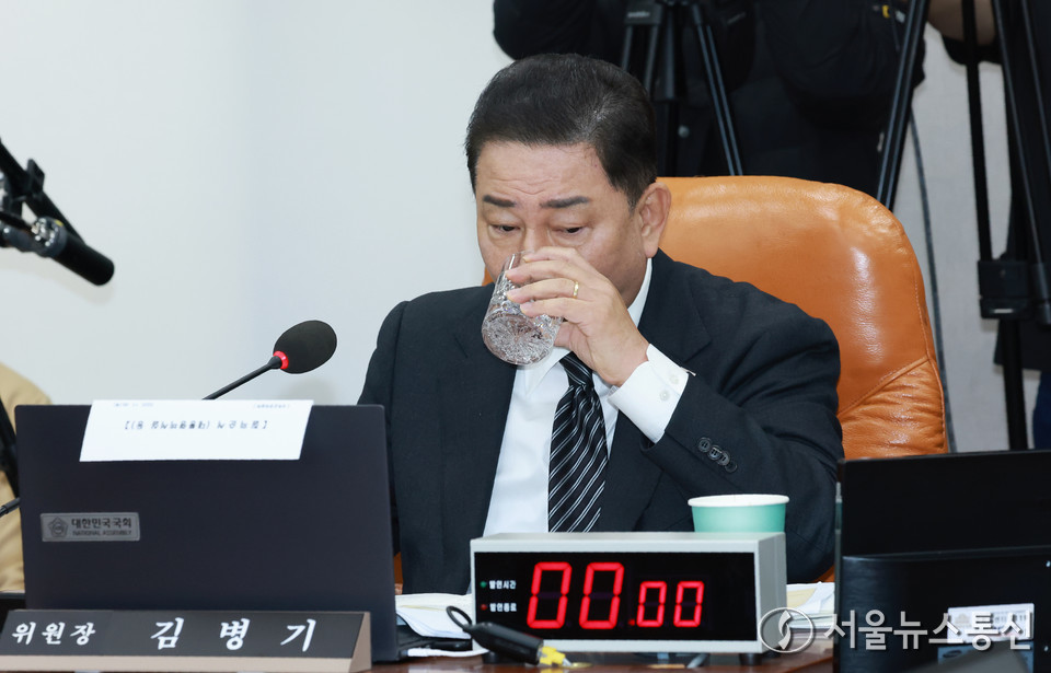  6일 서울 여의도 국회에서 열린 운영위원회의 대통령비서실 등에 대한 국정감사에서 김병기 위원장이 물을 마시고 있다. 2025.11.06, snakorea.rc@gmail.com , *재판매 및 DB 금지