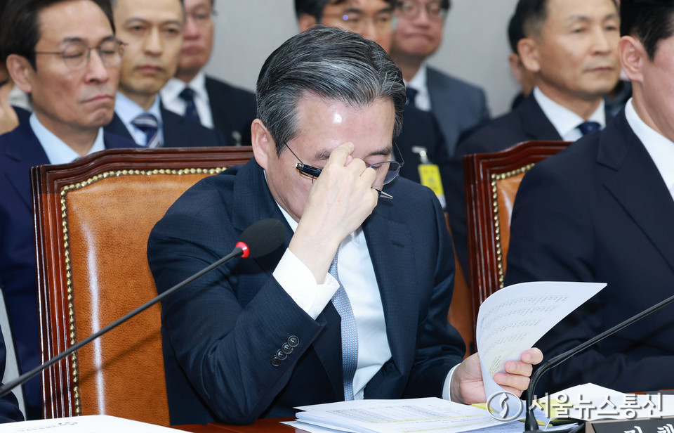 김용범 대통령비서실 정책실장이 6일 서울 여의도 국회에서 열린 운영위원회의 대통령비서실 등에 대한 국정감사에서 자료를 살펴보고 있다. 2025.11.06, snakorea.rc@gmail.com , *재판매 및 DB 금지