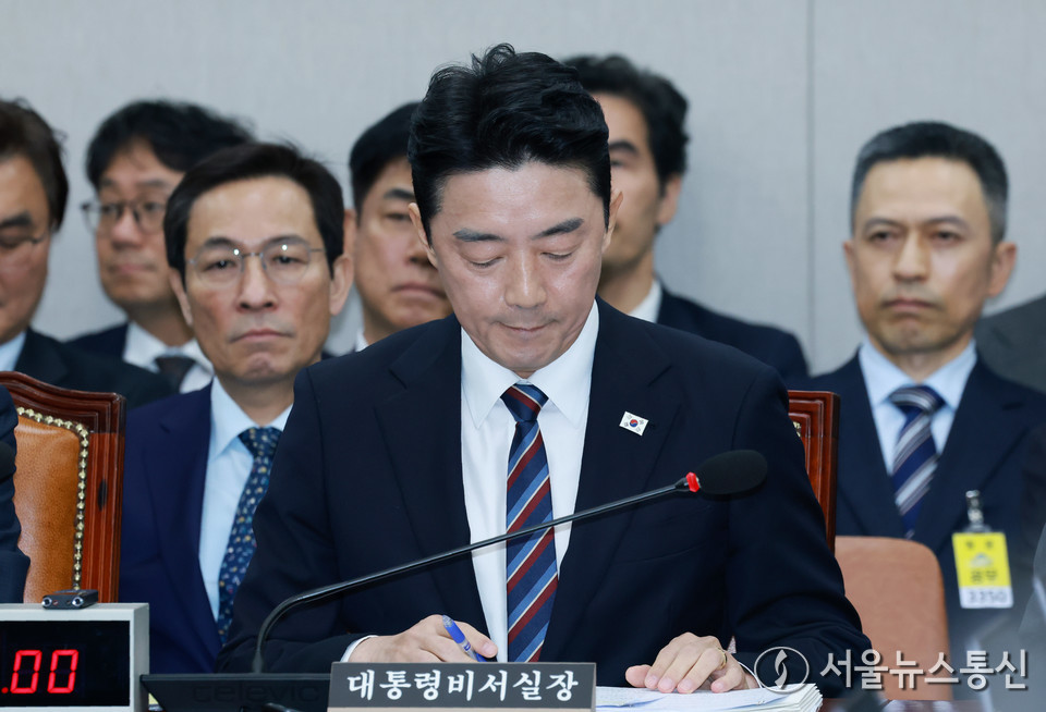 강훈식 대통령 비서실장이 6일 서울 여의도 국회에서 열린 운영위원회의 대통령비서실 등에 대한 국정감사에서 자료를 살펴보고 있다. 2025.11.06, snakorea.rc@gmail.com , *재판매 및 DB 금지