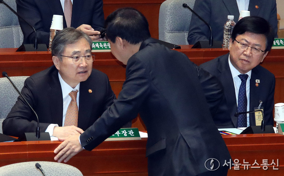 구윤철 경제부총리 겸 기획재정부 장관이 6일 서울 여의도 국회 예산결산특별위원회 회의장에서 열린 예결위 첫 전체회의에서 조현 외교부 장관과 대화하고 있다. 2025.11.06, snakorea.rc@gmail.com , *재판매 및 DB 금지