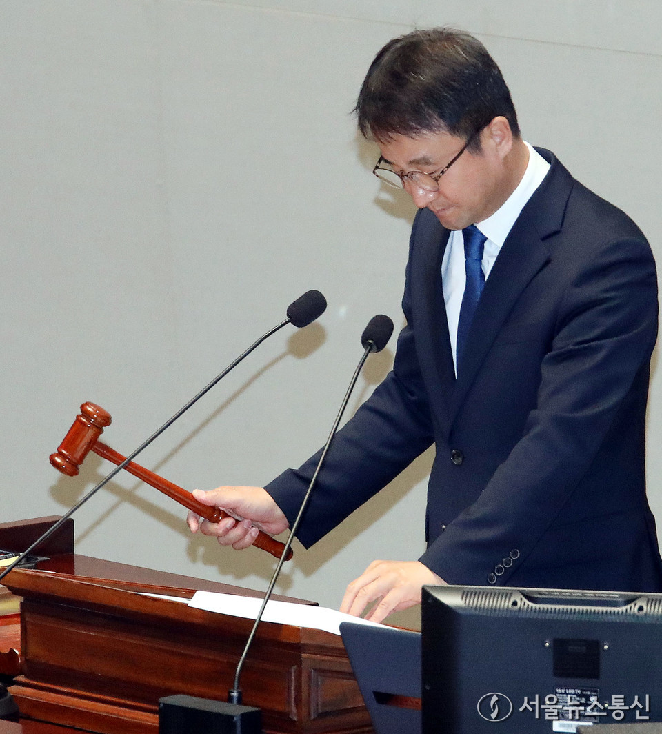  6일 서울 여의도 국회에서 열린 예산결산특별위원회 전체회의에서 한병도 위원장이 의사봉을 두드리고 있다. 2025.11.06, snakorea.rc@gmail.com , *재판매 및 DB 금지