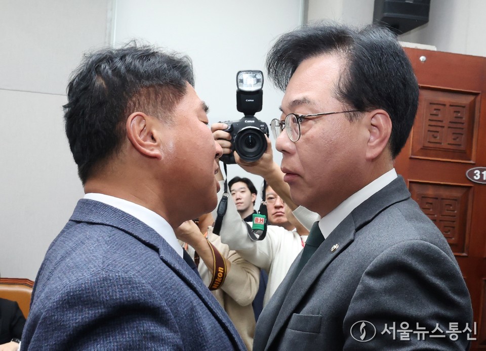 송언석 국민의힘 원내대표와 이기헌 더불어민주당 의원이 6일 오전 서울 여의도 국회에서 열린 운영위원회의 대통령비서실 등에 대한 국정감사에서 정회 후 퇴장하는 과정에 충돌하고 있다. 2025.11.06, snakorea.rc@gmail.com