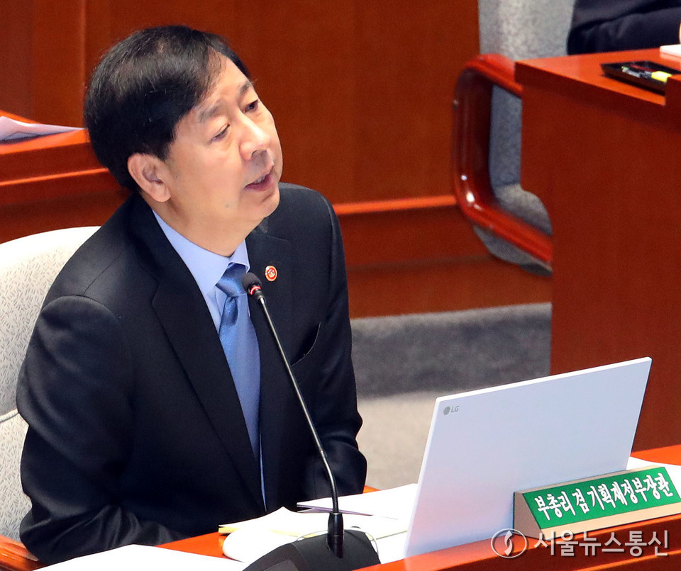 구윤철 경제부총리 겸 기획재정부 장관이 6일 서울 여의도 국회에서 열린 예산결산특별위원회 전체회의에서 의원 질의에 답하고 있다. 2025.11.06, snakorea.rc@gmail.com , *재판매 및 DB 금지