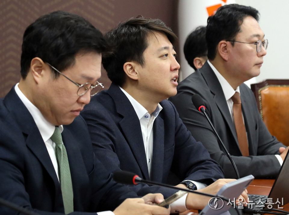 이준석 개혁신당 대표가 6일 서울 여의도 국회에서 열린 최고위원회의에서 발언하고 있다. 2025.11.06, snakorea.rc@gmail.com , *재판매 및 DB 금지