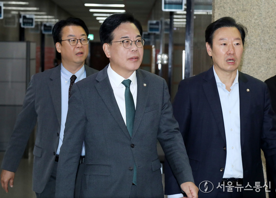 송언석 국민의힘 원내대표가 6일 서울 여의도 국회에서 열린 최고위원회의에 참석하고 있다. 2025.11.06, snakorea.rc@gmail.com , *재판매 및 DB 금지