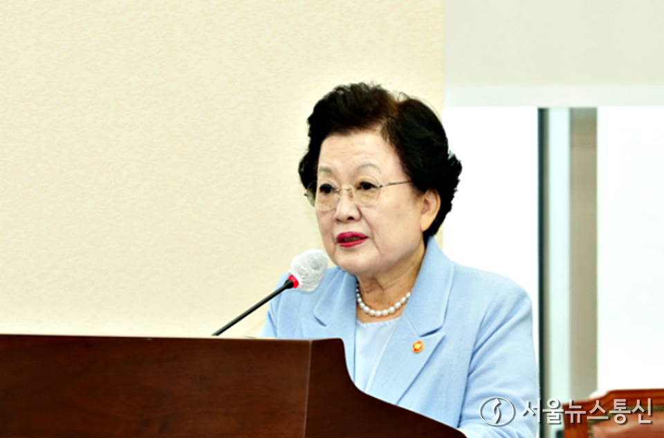 이배용 국가교육위원장 22일 오전 서울 여의도 국회에서 열린 교육위원회 전체회의에서 보고를 하고 있다. (2023.08.22) / 사진 = 서울뉴스통신 이민희 기자