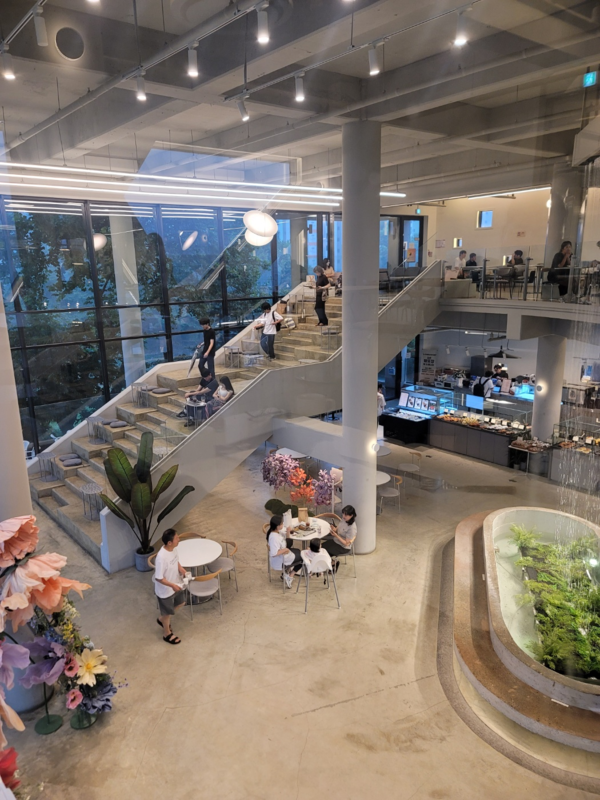 대전 베이커리카페 에이트, 내부 공간도 넓고 시원하게 뜨였다. 여름에 시원하게 느끼도록 물줄기가 떨어지는 시설도 갖추고 있다. 대전구 유성구에 위치하고 있다. (사진 고종원 교수) 2025.11.06, snakorea.rc@gmail.com , *재판매 및 DB 금지