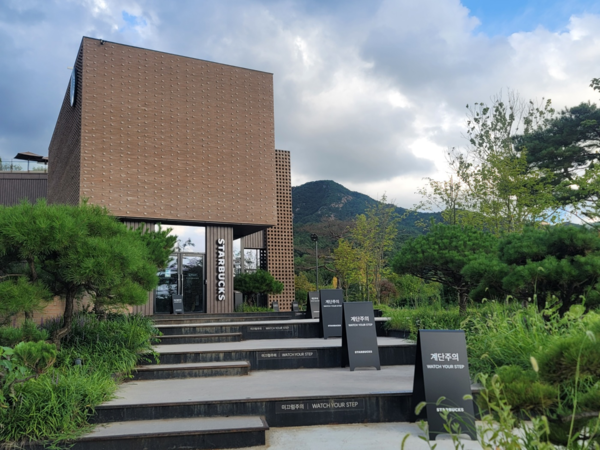 스타벅스 더북한산점, 북한산의 멋진 조망이 펼쳐진 장소에 위치한다. 서울시 은평구 진관동 소재이다. 스타벅스는 최근 전국에 전망이 좋은 곳에 매장을 확대하고 있다.  (사진 고종원 교수) 2025.11.06, snakorea.rc@gmail.com , *재판매 및 DB 금지