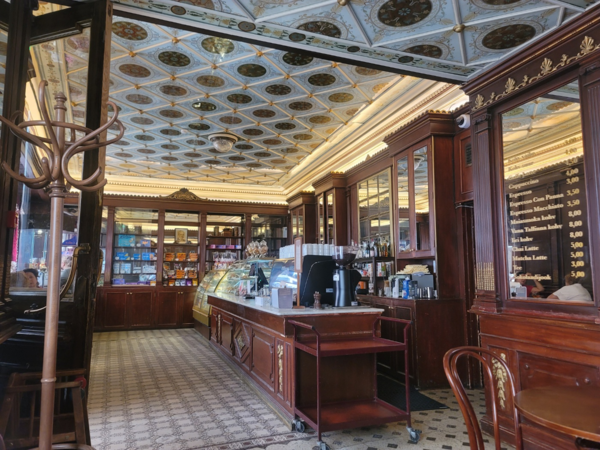 에스토니아의 수도 탈린의 가장 오래된 카페 Maiasmokk Kohvik, 1864년부터 영업을 해오고 있다. 베이커리도 갖추고 있는 전통의 카페로 많은 사람들이 방문한다. (사진 고종원 교수) 2025.11.06, snakorea.rc@gmail.com , *재판매 및 DB 금지