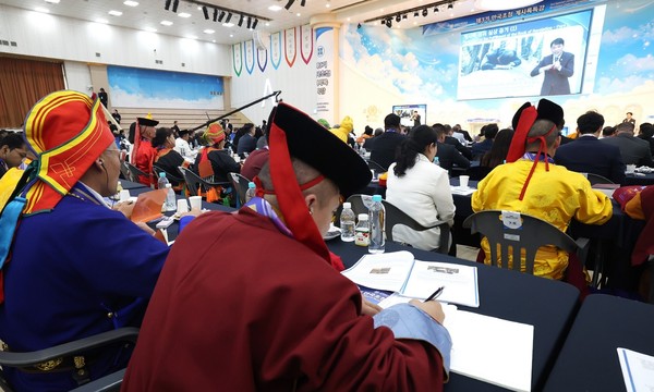 10월 30일 청주에서 열린 '제3기 만국초청 계시록특강'에 참석한 종교지도자들이 신천지예수교회 이지연 총회 교육부장의 계시록 강의를 들으며 필기하고 있다. (사진 신천지예수교회) 2025.11.06, snakorea.rc@gmail.com , *재판매 및 DB 금지