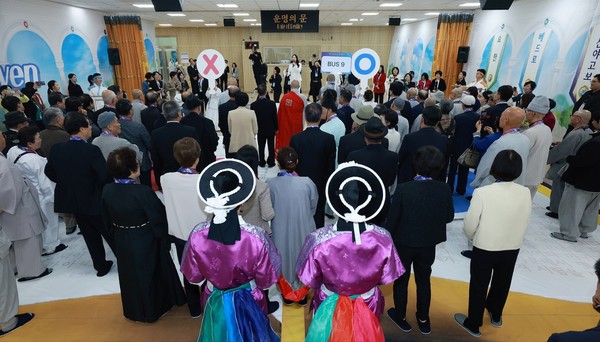 10월 30일 청주에서 열린 '제3기 만국초청 계시록특강'에서 참석자들이 말씀체험 프로그램 'OX 퀴즈'를 하고 있다.2025.11.06, snakorea.rc@gmail.com , *재판매 및 DB 금지