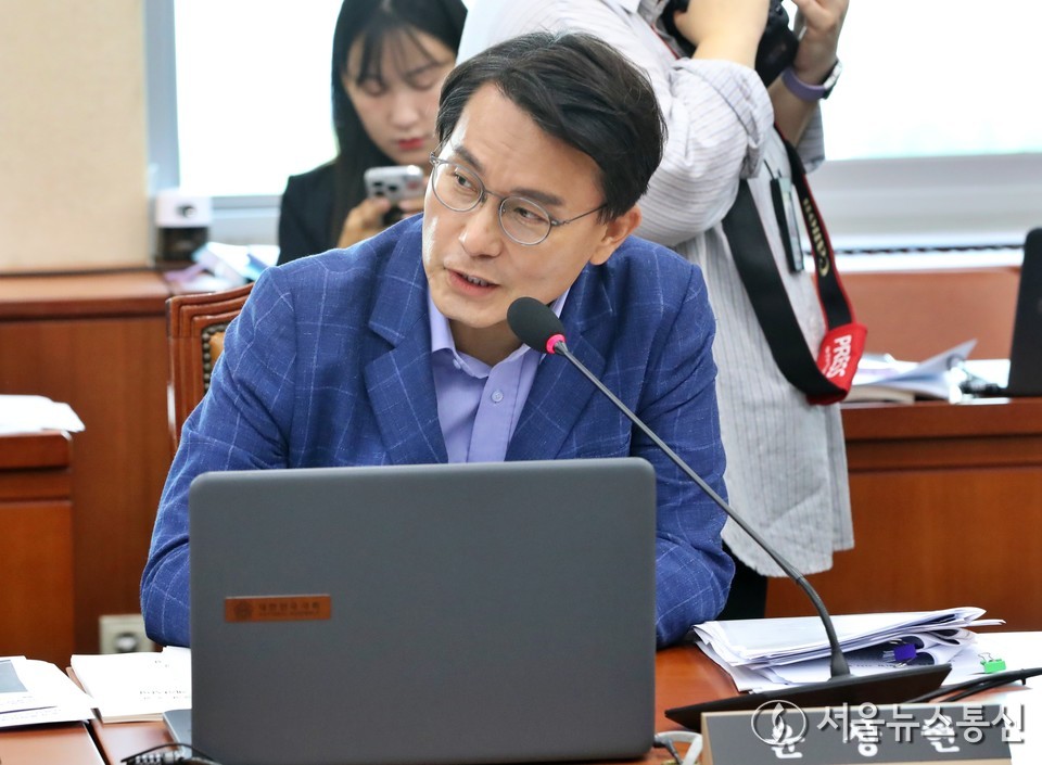 윤상현 국민의힘 의원이 20일 오전 서울 여의도 국회 환경노동위원회 전체회의에서 인사말을 하고 있다. ​​​​​​​(사진=신현성 기자) 2025.08.20, snakorea.rc@gmail.com , *재판매 및 DB 금지