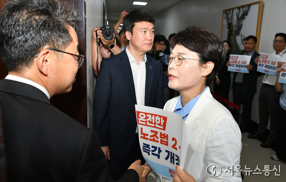 전종덕(오른쪽) 진보당 의원이 28일 서울 여의도 국회에서 환경노동위원회 고용노동법안심사소위원회에 참석하는 안호영 위원장에게 노조법 2·3조 개정을 촉구하고 있다. (사진=신현성 기자) 2025.07.28, snakorea.rc@gmail.com , *재판매 및 DB 금지