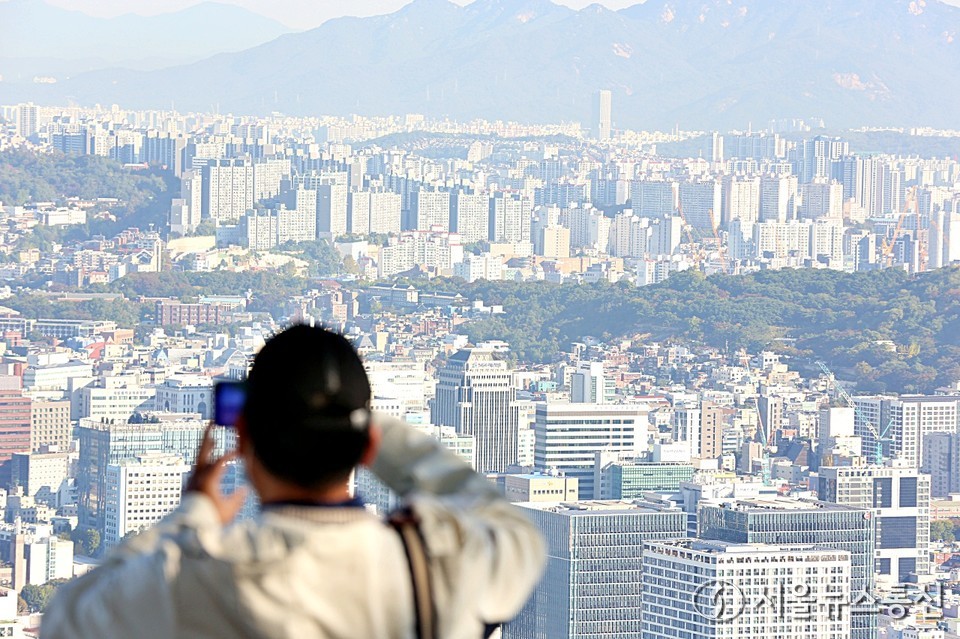 28일 오전 서울 중구 남산에서 바라본 서울 아파트 모습 (2025.10.28) / 사진 = 서울뉴스통신 이성현 기자