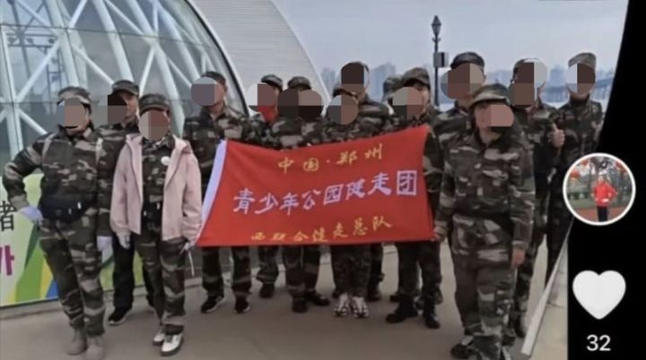 서울 여의도 한강공원에서 지난 10월31일 군복과 유사한 복장을 입은 중국인 단체가 기념사진을 찍고 있는 모습. 현수막에는 중국 정저우 청소년공원걷기모임이라고 쓰여있다. / 사진출처 = 온라인 커뮤니티